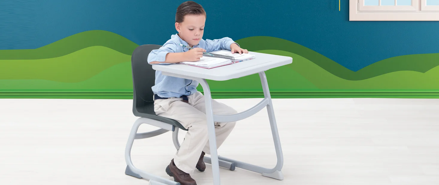 Estudiante utilizando un pupitre en un ambiente moderno.