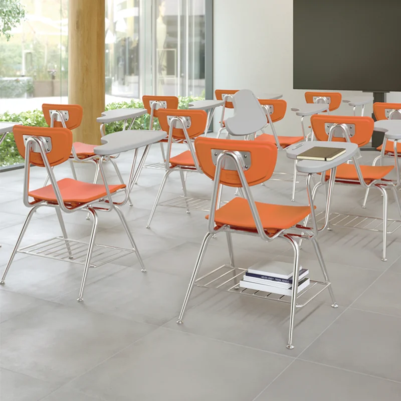 Aula equipada con mobiliario Pia