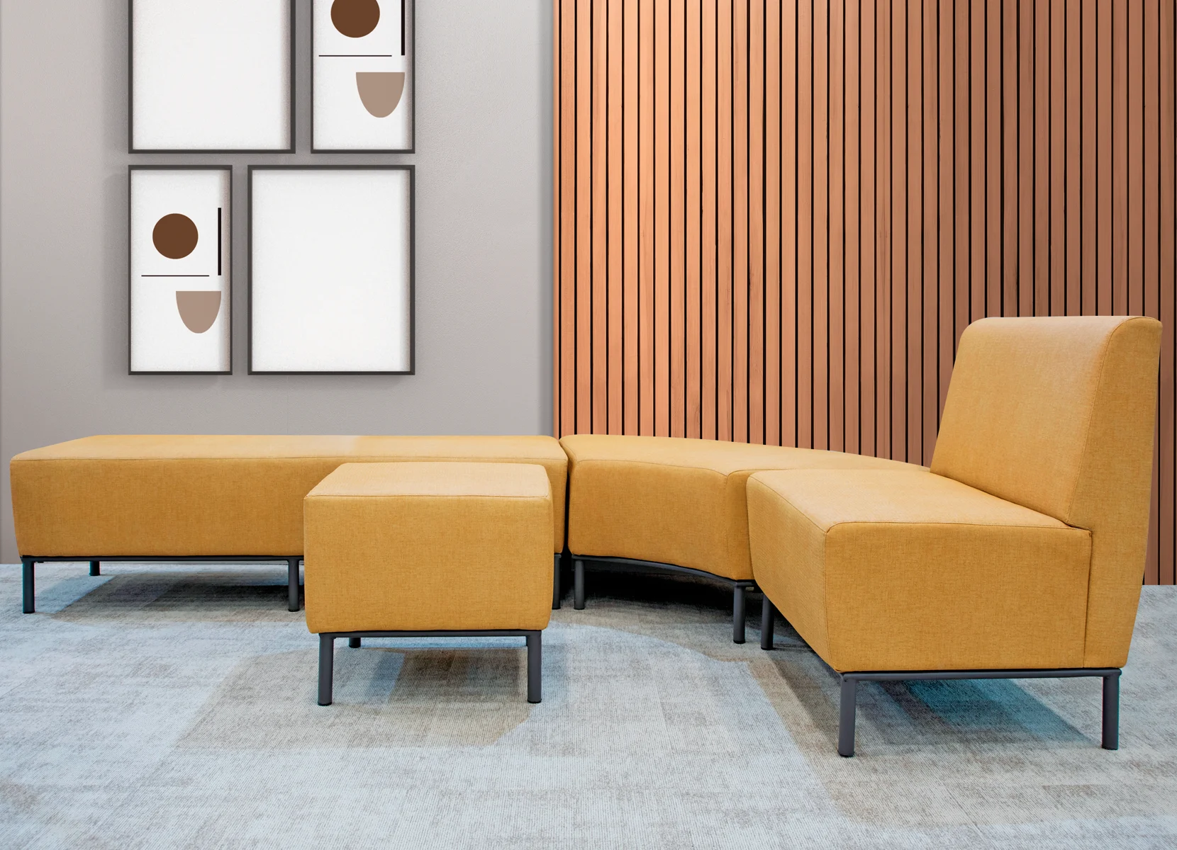 Dos personas colaborando de pie en un escritorio Leva.