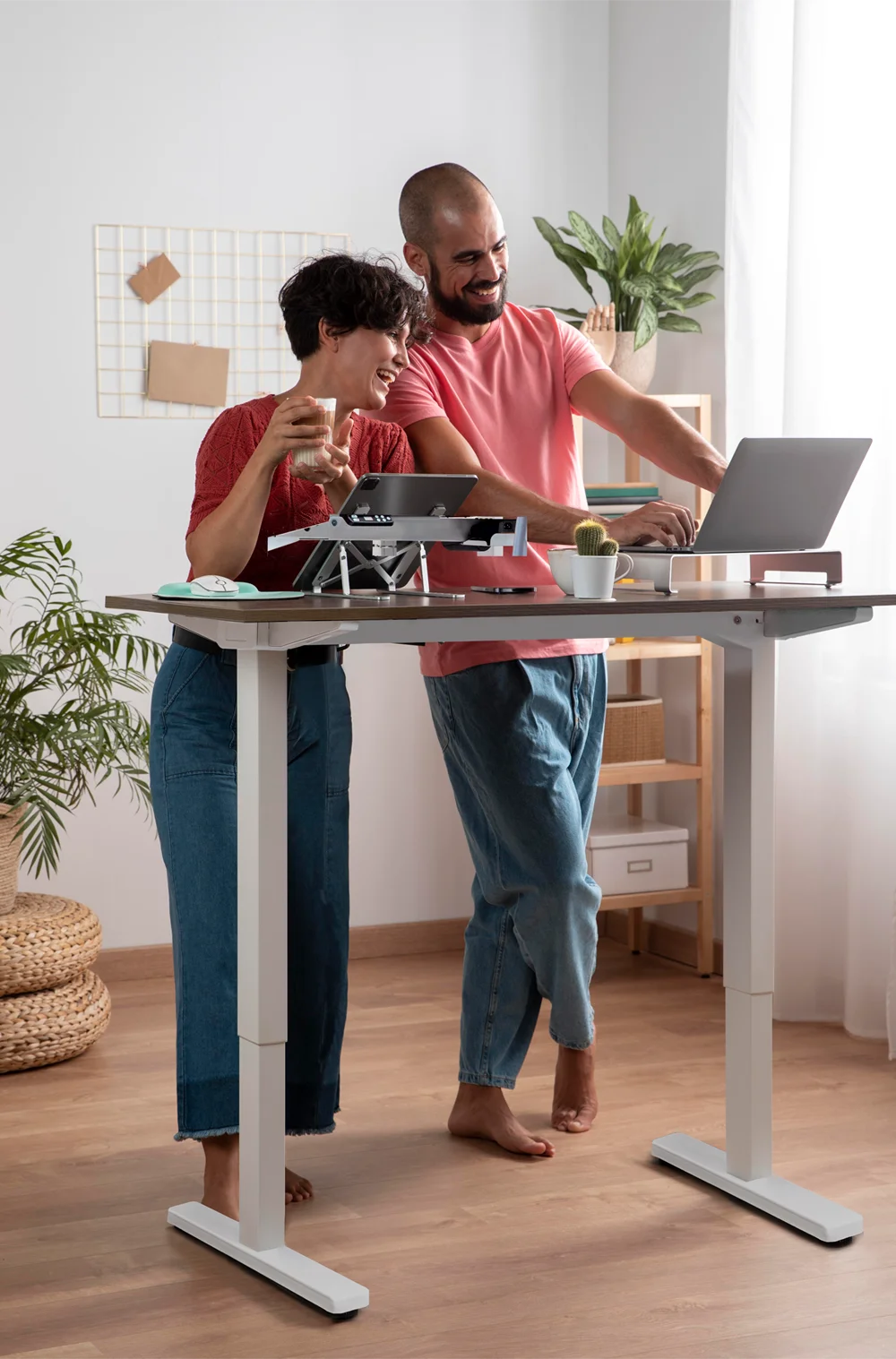 Dos personas colaborando de pie en un escritorio Leva.
