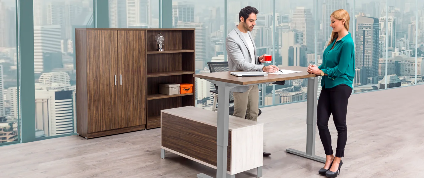 Hombre y mujer trabajando en un escritorio Leva con vista a la ciudad.