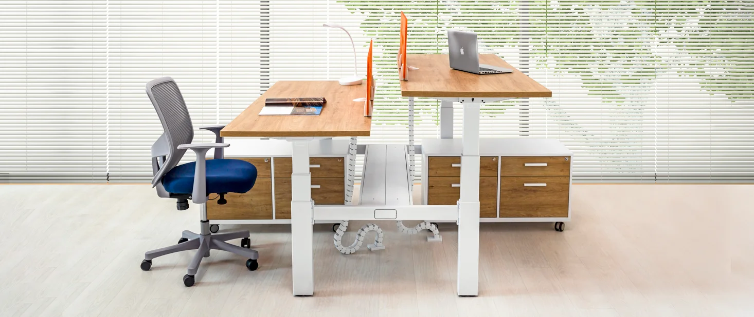 Escritorios inteligentes Leva en un entorno de oficina moderno.